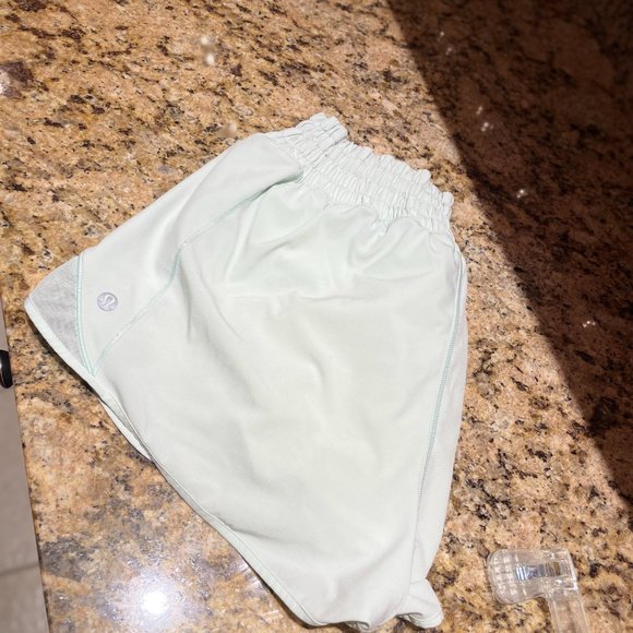 Lululemon Hotty Hot High-Rise Lined Short 2.5" - Picture 7 of 9